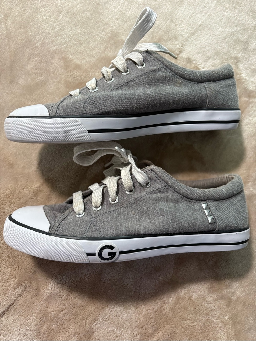 G by Guess Women’s Gray Low-Top Canvas Sneakers with White Trim Size 7.5